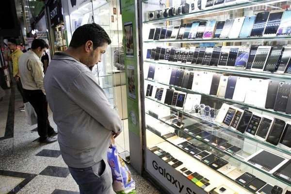 رئیس اتحادیه فروشندگان موبایل گفت: با کاهش سرعت جهشی نرخ ارز، قیمت گوشی موبایل در هفته جاری در بیشتر مدل‌ها بین ۱۵ تا ۲۵ درصد ارزان شده است.