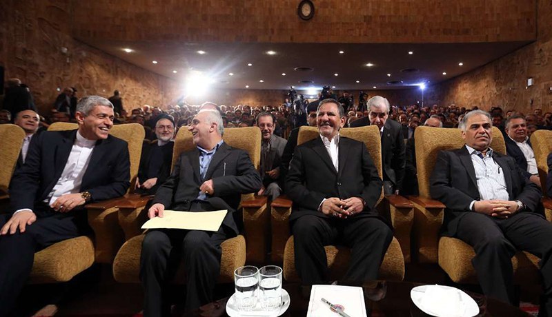 در حالی که خبری رسمی مبنی بر بازگشت علی طیب‌نیا، وزیر پیشین اقتصاد به دولت منتشر نشده، وی دیروز در مراسم معارفه وزیر جدید اقتصاد حاضر شده است.