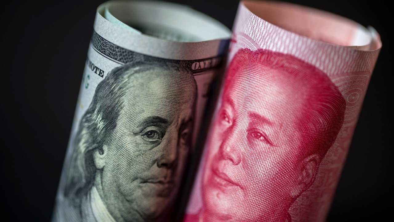 ️برای نخستین بار از سال ۱۹۹۴ میلادی آمریکا نام چین را به عنوان یکی از کشورهای دستکاری کننده در نرخ ارز به فهرست سیاه خود افزود. این اقدام پس از آن صورت می‌گیرد که بانک مرکزی چین با تصمیم در خصوص عرضه گسترده یوان در بازار ارز هنگ‌کنگ، نرخ برابری یوان در برابر دلار را کاهش داد.