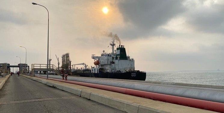 اسپوتنیک: پنحمین و آخرین نفتکش ایرانی وارد بندر ونزوئلا شد.