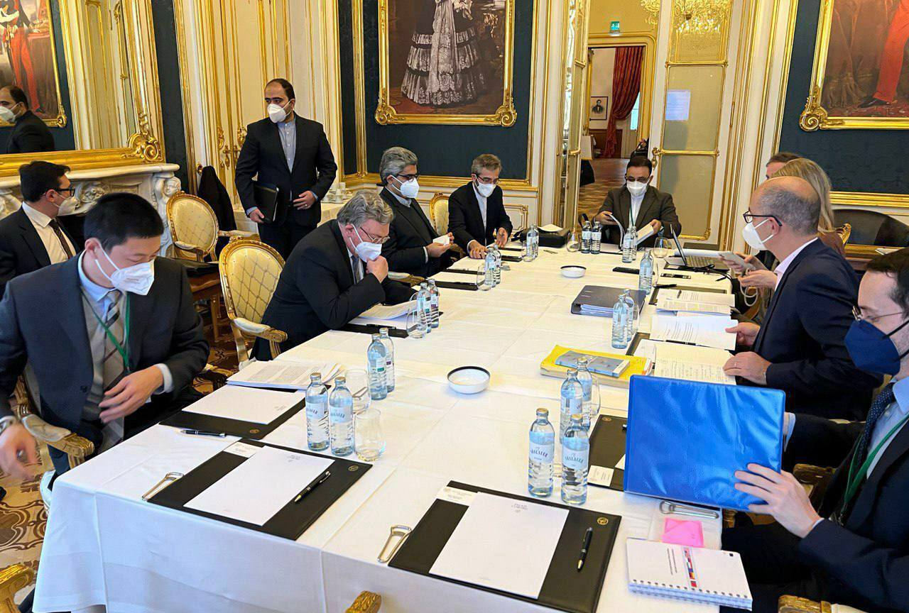 جلسه ایران و گروه ۱+۴ با حضور مذاکره‌کنندگان ارشد یا نمایندگان همه هیأت‌ها در هتل کوبورگ وین در حال برگزاری است